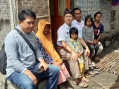 Bocah 6 Tahun Ini Rela Tidak Masuk Sekolah Demi Menjaga Kedua Adiknya