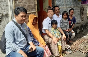 Bocah 6 Tahun Ini Rela Tidak Masuk Sekolah Demi Menjaga Kedua Adiknya