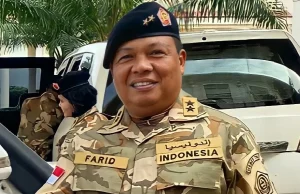 Viral Video Mayjen Farid Makruf Perlihatkan Lencana Kepada Sang Ayah