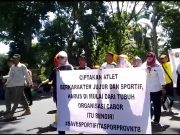 Istri Wali Kota Mataram Pimpin Demo Protes ke Wasit Juri Drum Band Porprov