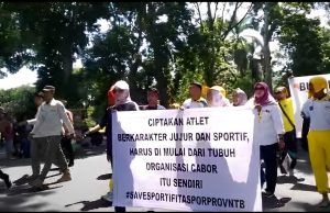 Istri Wali Kota Mataram Pimpin Demo Protes ke Wasit Juri Drum Band Porprov
