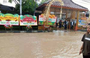Banjir Terjang Sejumlah Desa di Sekotong, Satu Orang Meninggal