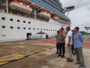 Kapal Pesiar MV Pasific Encounter P & 0 Crous Sandar di Gili Mas, Angkut 1715 Wisatawan