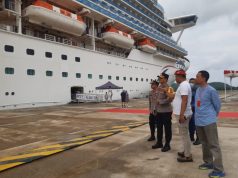 Kapal Pesiar MV Pasific Encounter P & 0 Crous Sandar di Gili Mas, Angkut 1715 Wisatawan