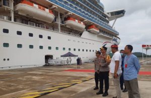 Kapal Pesiar MV Pasific Encounter P & 0 Crous Sandar di Gili Mas, Angkut 1715 Wisatawan