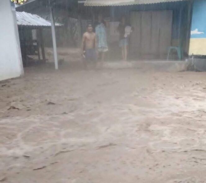 
					Banjir di Menggala Puluhan Rumah  dan Dua Jembatan Rusak