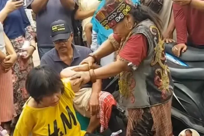 
					Ida Dayak tengah melakukan pengobatan. (foto istimewa)