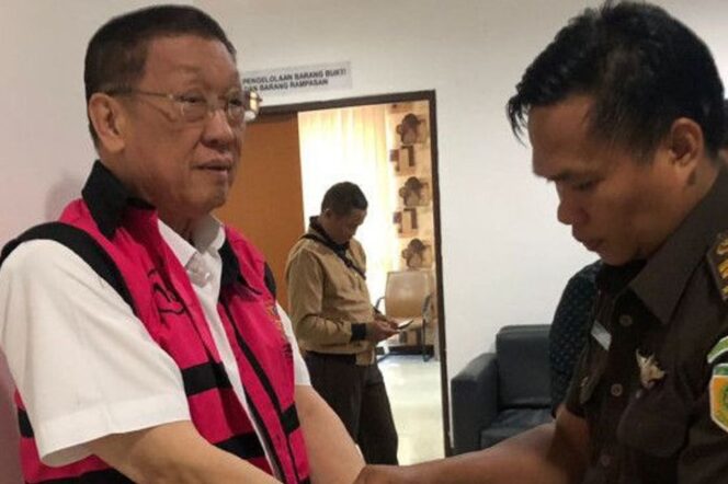 
					Direktur Utama (Dirut) PT AMG berinisial  PSW saat diamankan di Kejati NTB beberapa waktu lalu. (foto istimewa)