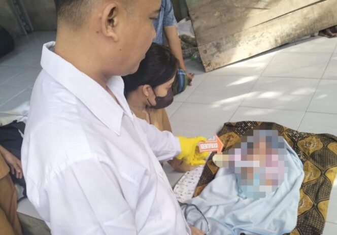 
					Polisi melakukan identifikasi penemuan bayi perempuan di Dusun Tibu Ambung, Desa Lembah Sari, Kecamatan Batulayar, Senin (12/6/2023). (foto istimewa/poldantb)