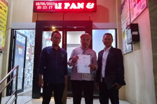 
					Ketua Komisi I DPRD Lombok Tengah, H Ahmad Supli (tengah) saat melapor ke Polda NTB. (foto istimewa) 
