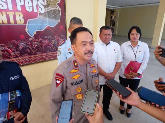 
					Wakapolda NTB Brigjen Pol. Ruslan Aspan saat di wawancari wartawan selepas pers rilis kasus TPPO di Mako Polda NTB