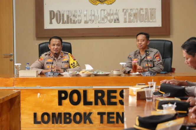 
					Kasubdit PID Humas Polda NTB Kompol R. Sudjoko Aman,S.Sos bersama Kapolres Lombok Tengah AKBP Irfan Nurmansyah,SIK, MM.