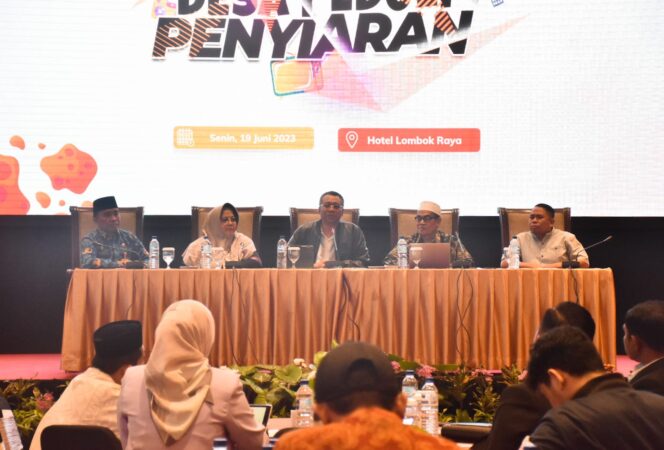 
					Gubernur NTB Kepala Dinas Kominfotik dalam acara Sosialisasi Desa Peduli Penyiaran di Hotel Lombok Raya Mataram