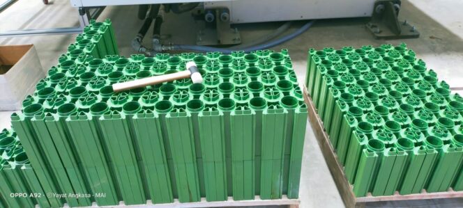 
					Hasil limbah plastik yang sudah diolah menjadi Blok untuk kontruksi dinding rumah