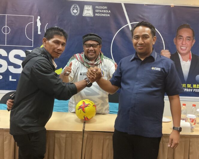 
					Ketua Panpel Mohamad Shalahuddin (kanan).