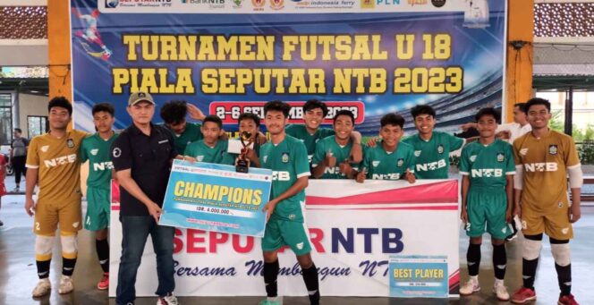
					Pimpinan Seputar NTB, Bayu Adjie, menyerahkan hadiah kepada juara pertama, Amanah Academy Bank NTB Syariah.
