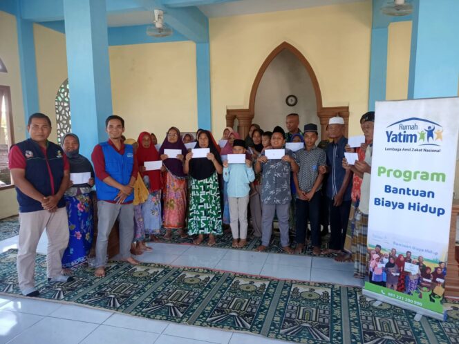 
					Anak-anak yatim dan warga lansia menerima bantuan langsung dari Yayasan Rumah Yatim Mataram