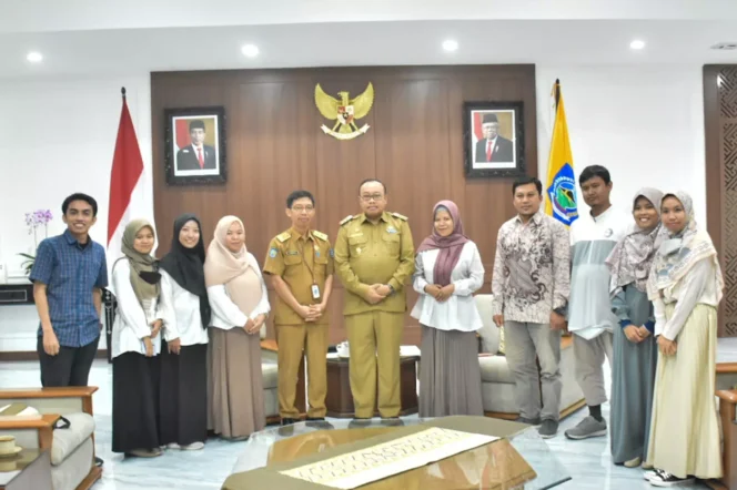 
					Penjabat (Pj) Gubernur NTB  Lalu Gita Ariadi menerima para alumni LPDP NTB di kantor Gubernur, Selasa (23/01). (foto :pemprovntb)