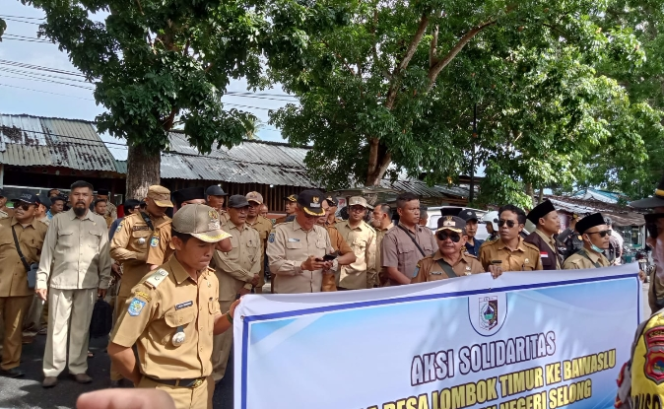 
					Puluhan massa FKKD Lombok Timur menggelar aksi demonstrasi di kantor Bawaslu Lombok Timur, Senin (29/1/2024). (foto Mustaan Suardi)
