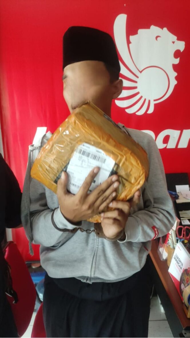 
					Tersangka yang diamankan BNNP NTB. (foto : BNNP NTB)
