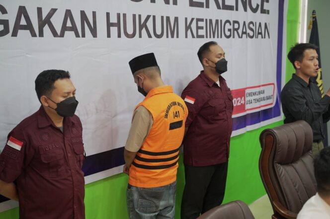 
					SBM saat dihadirkan ketika keterangan pers di Aula Kanwil Kemenkumham NTB di Mataram, Jumat (16/2).   (foto : Istimewa/kemenkumhamntb)