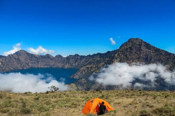 
					Gunung Rinjani salah satu destinasi wisata yang ramai dikunjungi wisatawan. (foto istimewa)
