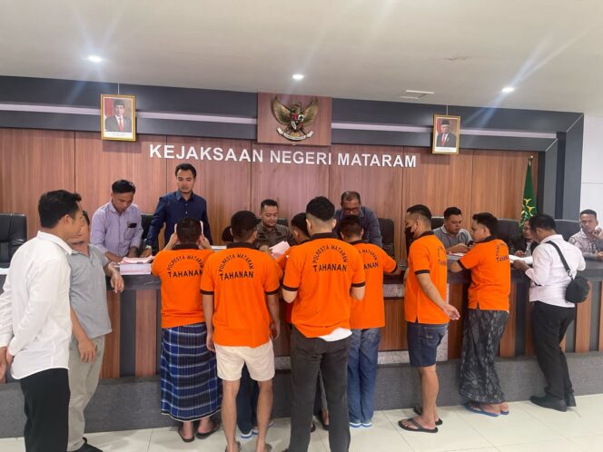 
					Para tersangka dan barang bukti dilimpahkan ke Kejaksaan Negeri Mataram. (foto : Polresta Mataram)