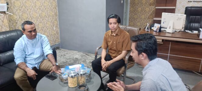
					Tim calon DPD RI Achmad Sukisman melaporkan dugaan kecurangan pemilu ke Bawaslu NTB. (foto istimewa)
