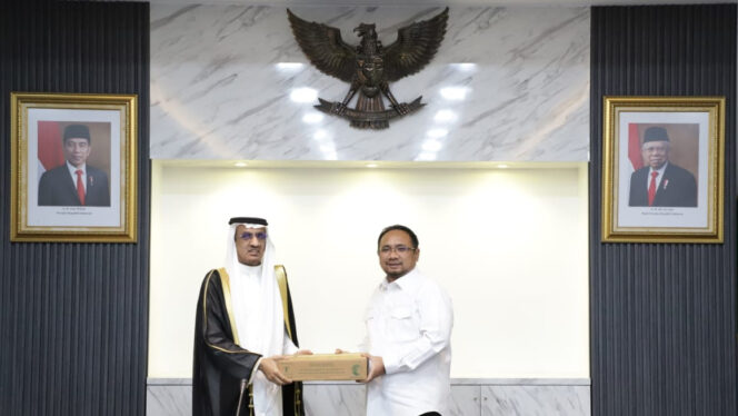 
					Menag Yaqut terima hadiah kurma dari Dubes Arab Saudi Faisal bin Abdullah, Jakarta, Selasa (19/3/2024). (foto istimewa)

