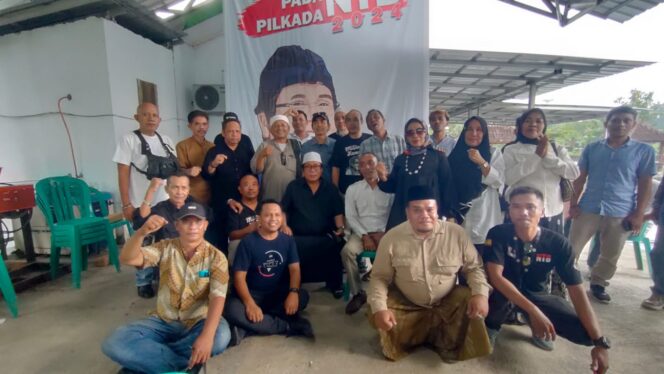 
					istimewa
Suhaili FT bersama tim relawan usai deklarasi dukungan.