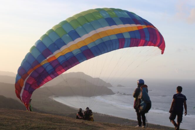 
					Sky Lancing Lombok Jadi Primadona Atlet Paralayang Dunia