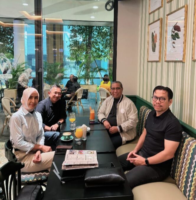 
					Konsultan Politik Nasional Eef Saifulloh Kawal Tuan Guru Hazmi-Satriadi di Pilbup 2024