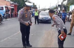 Polisi Olah TKP Kecelakaan Maut di Simpang Tiga Pasar Kebon Roek Ampenan
