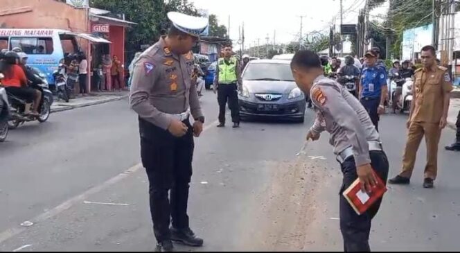 
					Polisi Olah TKP Kecelakaan Maut di Simpang Tiga Pasar Kebon Roek Ampenan
