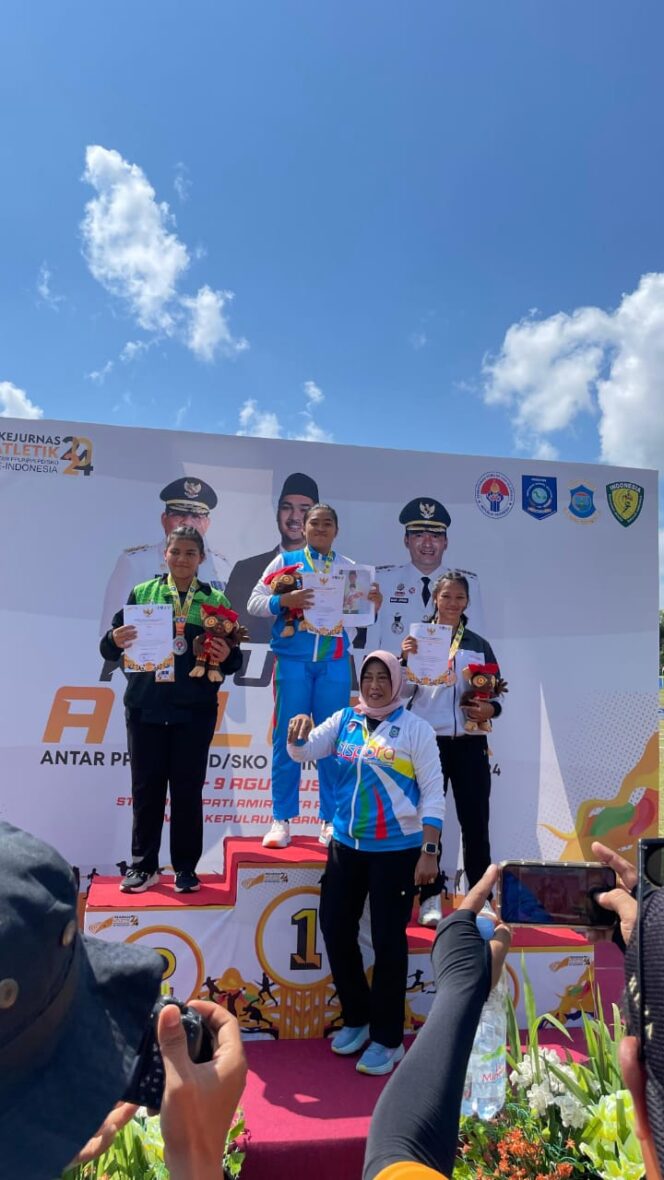 
					Caption :
Aliya Dwi Marzuki saat pengalungan medali.