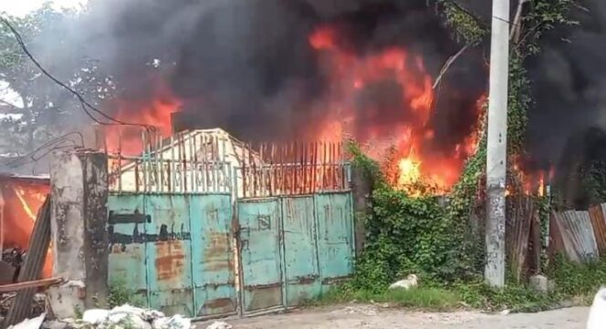 
					Gudang Pengolahan Barang Bekas di Babakan Hangus Terbakar