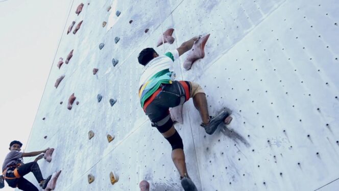 
					Atlet Panjat Tebing NTB saat latihan