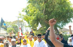 Ribuan Massa Kawal Sumiatun-Ibnu Salim Mendaftar ke KPU Lombok Barat