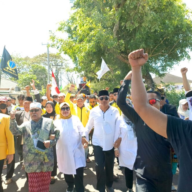 
					Ribuan Massa Kawal Sumiatun-Ibnu Salim Mendaftar ke KPU Lombok Barat