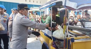 Bid Propam Polda NTB Berikan Bantuan Sembako Kepada Kusir Cidomo Di Pasar Kebon Roek
