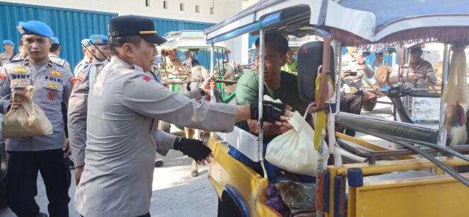 
					Bid Propam Polda NTB Berikan Bantuan Sembako Kepada Kusir Cidomo Di Pasar Kebon Roek