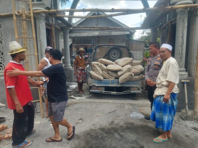 
					Cooling System Jelang Pilkada, Kapolres Loteng Salurkan Bantuan ke Masjid di Praya Barat.