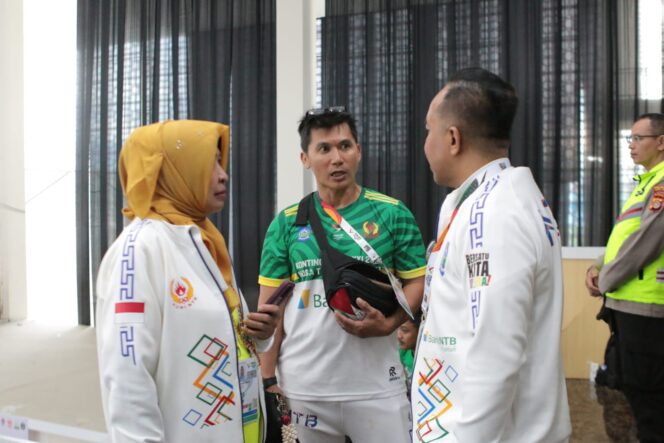 
					Ketum KONI NTB, H. Mori Hanafi, saat di venue Muaythai PON XXI di Wilayah Aceh.