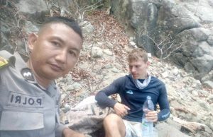 Babinsa Selamatkan Turis Belanda saat Terjebak di Bukit Meang Sekotong