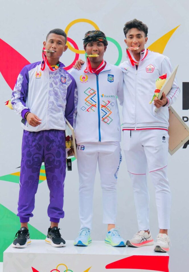 
					Lalu Muhammad Zohri (tengah) usai pengalungan medali.