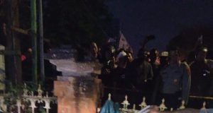 Warga Cakranegara Digegerkan Penemuan Mayat Bergelantungan di Pagar Pura Meru