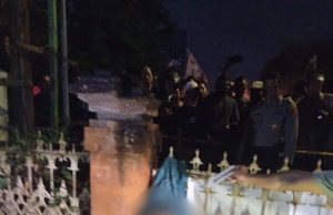 Warga Cakranegara Digegerkan Penemuan Mayat Bergelantungan di Pagar Pura Meru