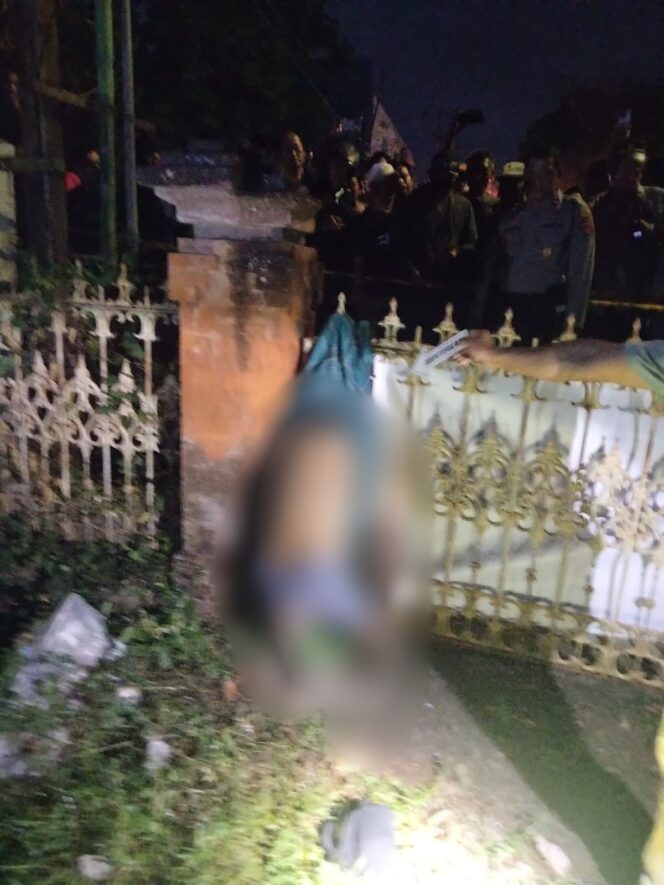 
					Warga Cakranegara Digegerkan Penemuan Mayat Bergelantungan di Pagar Pura Meru