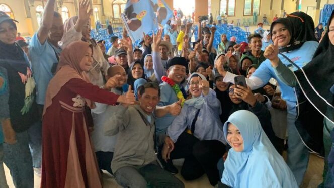 
					Bakal Calon Gubernur Lalu Muhammad Iqbal disambut gembira oleh ratusan masyarakat Sumbawa Barat, Rabu (18/9/2024). (foto : istimewa)