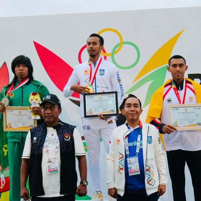 
					Atlet NTB Sapwaturrahman meraih medali emas di cabir atletik nomor lompat jangkit. (foto : istimewa)